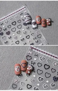 Détail macro du sticker ongle 3D TL-112 avec motifs nœuds et cœurs en perles