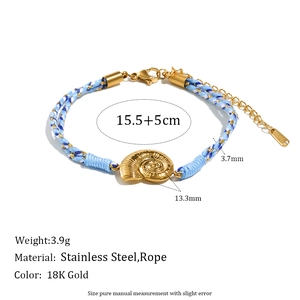 Vue macro du bracelet coquillage plaqué or 18K avec mesures de taille détaillées