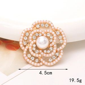 Détail macro de la breloque fleur de perle avec dimensions 4.5cm et 19.5g pour bijoux DIY