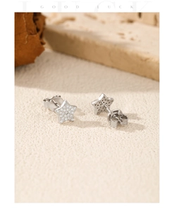 Détails macro des boucles d'oreilles étoile en argent avec cristaux et dos alvéolé