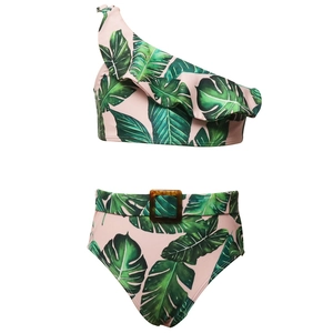 Détail du maillot de bain rose pour fille avec feuilles tropicales et boucle