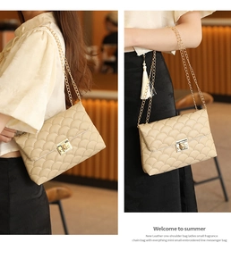 Détail du sac beige matelassé avec chaîne dorée et fermoir métallique brillant