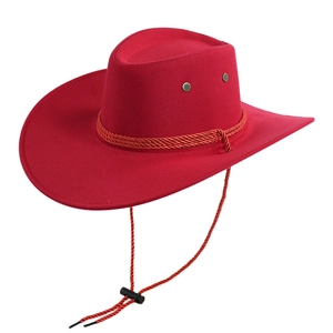Dettaglio cappello da cowboy rosso con fascia intrecciata e cinturino regolabile