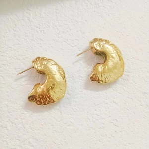 Vintage 18K gold plated stainless steel C-shape earrings with hammered texture