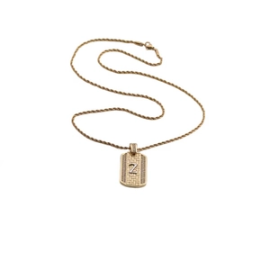 Collier chaîne torsadée dorée avec pendentif rectangulaire et lettre Z en zircon