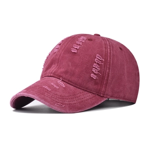 Cappellino da baseball vintage in cotone lavato bordeaux con dettagli strappati in vista a 45 gradi