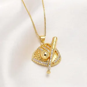 Collier avec pendentif gant et batte de baseball plaqué or 18 carats et oxydes de zirconium