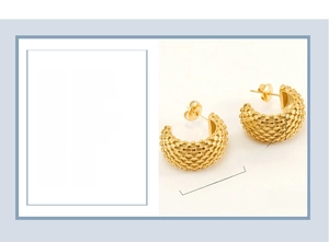 Détails de boucles d'oreilles créoles dorées 18K avec texture nid d'abeille et 21x11mm