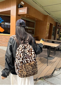 Zaino di peluche con motivo leopardato con manico superiore e tasca anteriore