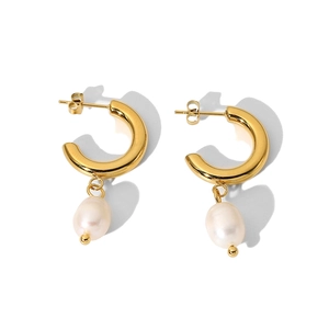 Elegantes pendientes de acero inoxidable en oro de 18K con perlas blancas naturales colgantes