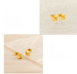 Vue détaillée des boucles d'oreilles pyramide en or 18k avec finition polie brillante