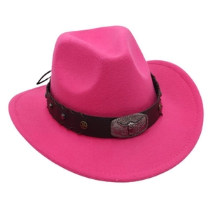 Detail eines Western-Cowboyhuts mit Bullenkopf-Silberschnalle und Sternnieten am Lederband