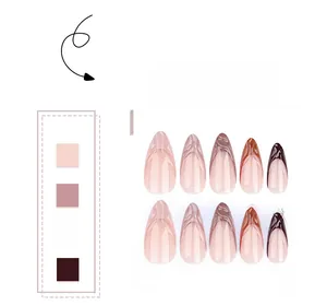 Détail de faux ongles amande avec un design de manucure française marbrée marron