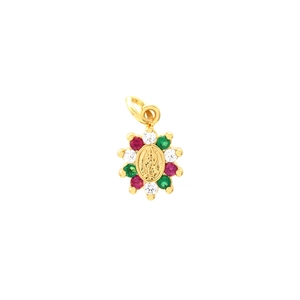Détail macro du pendentif Vierge Marie en or avec sertissage rubis et émeraude