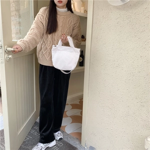 Sac à main plissé en velours blanc avec pull en tricot et pantalon en velours