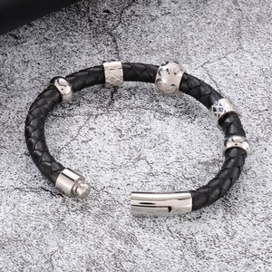 Bracelet en cuir noir tressé 10mm avec charms en acier argenté et fermoir magnétique