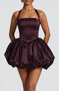 Détail d'une mini-robe licou en satin violet foncé avec finition brillante et plissée