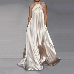 Robe longue élégante en satin champagne avec licou, silhouette fluide et éclat soyeux