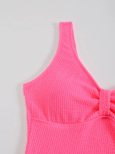 Gros plan détaillé du maillot de bain rose fluo avec tissu gaufré à texture ondulée