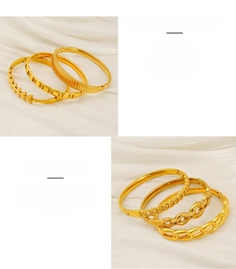 Gros plan de bracelets en acier inoxydable doré aux textures géométriques et chaînes