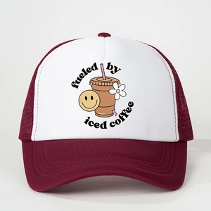 Détail de la casquette trucker bordeaux avec slogan Fueled by iced coffee et smiley