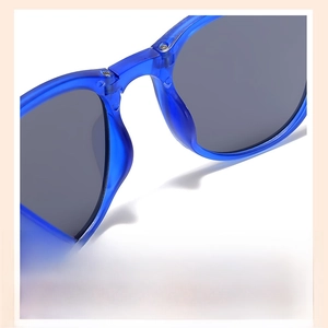 Détail du pont de nez ergonomique sur les lunettes de soleil pliables bleues