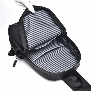 Wasserfeste schwarze Brusttasche mit gestreiftem Futter und großem Innenraum