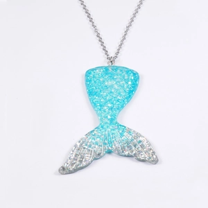 Detailopname van zeemeerminstaart hanger met blauwe en zilveren glitters op een zilveren O-ketting