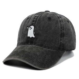 Casquette vintage en coton délavé gris foncé avec motif fantôme brodé en blanc