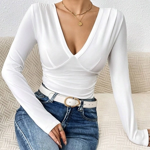 Detalle de una camiseta blanca de manga larga entallada con un elegante cuello en V