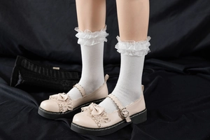Détail de Mary Janes Lolita crème avec volants, nœuds et chaussettes en dentelle