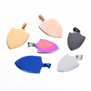 Pendentifs bouclier en acier titane en six couleurs dont l'or et la finition arc-en-ciel