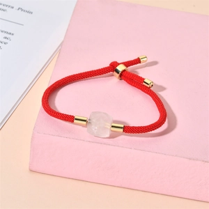 Détail du bracelet en corde milanaise rouge avec cube en cristal dépoli et touches dorées