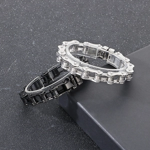 Dettaglio dei bracciali stile catena industriale in acciaio inossidabile argento e nero