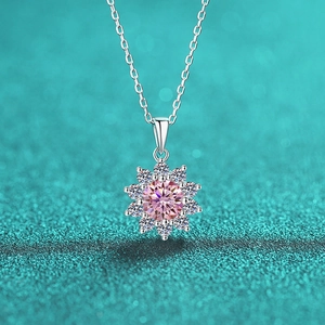 Detail van zonnebloemketting met roze moissaniet en S925 sterling zilveren ketting