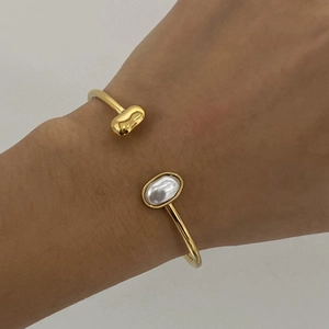 Elegant gold-plated stainless steel open bangle with white pearl and polished metal bead