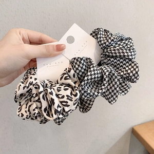 Set di due elastici per capelli con elegante stampa leopardata e classico pied-de-poule