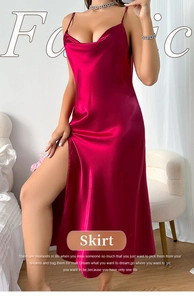 Détail d'une nuisette en satin rouge avec décolleté bénitier et fines bretelles spaghetti