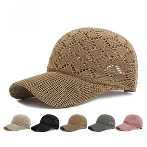 Detail van hol gebreide baseballpet met ademend ruitvormig mesh en bloemige textuur
