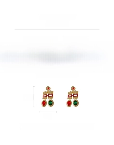 Détail de boucles d'oreilles Xi chinoises avec strass, dimensions 6.5 cm haut et 3 cm large