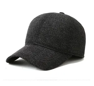 Detail der dunkelgrauen Winter-Baseballkappe mit M-Logo aus Metall und dickem Gewebe