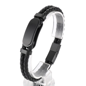 Bracelet pour homme en cuir tressé noir avec plaque en métal mat sur un support