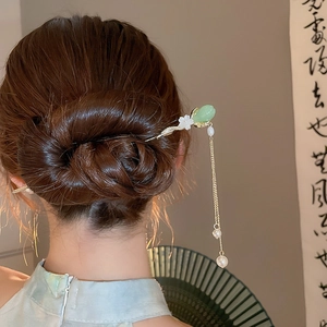 Détail d'une épingle à cheveux chinoise avec pompons de perles et pendentif en jade