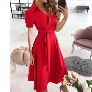 Elegante abito a portafoglio rosso con scollo a V, maniche corte e cintura