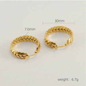 Détail de créoles dorées motif épis 30mm montrant la largeur de 7mm et le poids de 6,7g