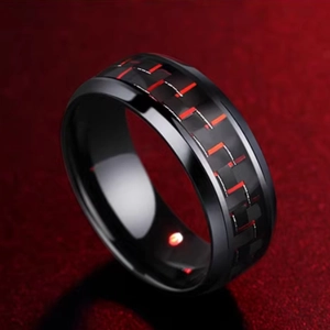 Dettaglio dell'anello in carbonio nero con accenti rossi e bordi lucidi smussati