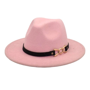 Dettaglio cappello fedora rosa con cinturino in pelle nera e fibbia a catena oro