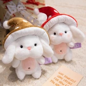 Peluches lapin blanc mignon avec chapeaux champignons rouge et marron en cadeau