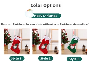 Trois chaussettes de Noël avec gnomes et lettres J, Y, G en couleurs rouge et vert festif