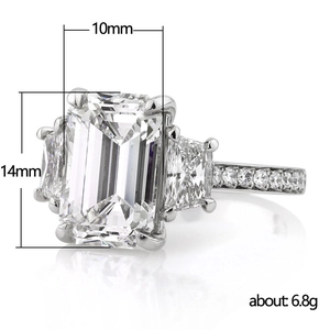 Elegante anello di fidanzamento taglio smeraldo con pietre laterali e riflesso